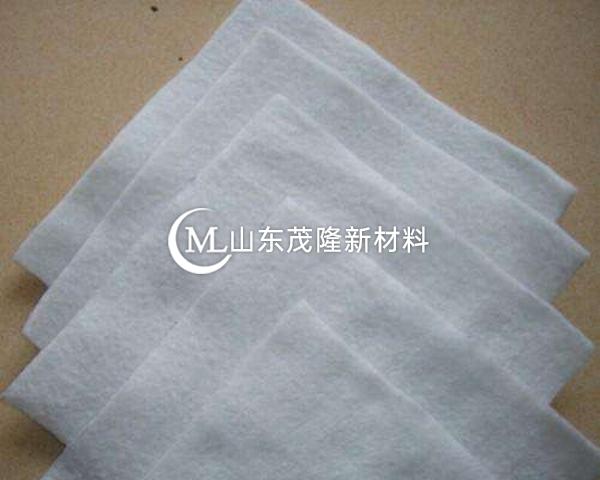 土工布在150℃的溫度下不會(huì)軟化和開裂