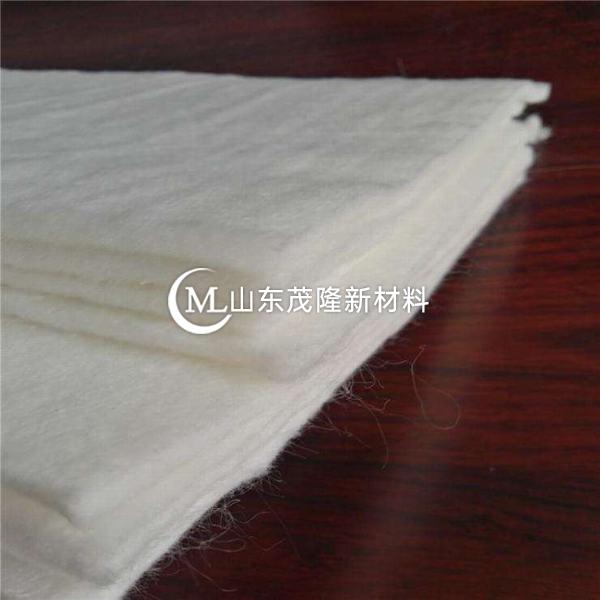 土工布鋪設(shè)應(yīng)在瀝青冷卻失去粘結(jié)性之前進(jìn)行