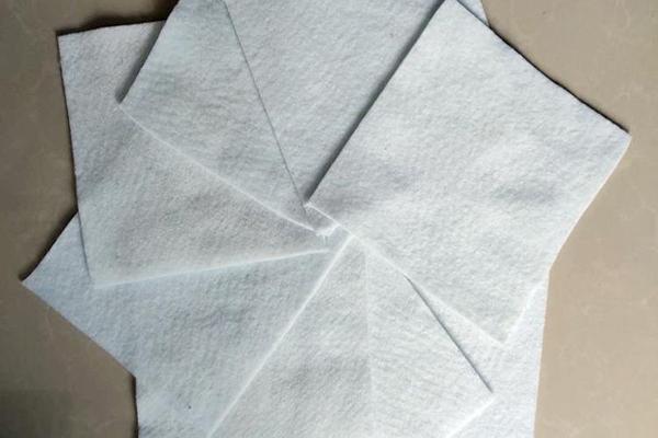 在土工布上面打混凝土?xí)r要用多大的厚度呢  第1張